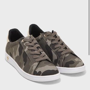 Size 7 GUESS Betsy lace up sneakers